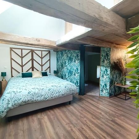Appartement Independant La Tour Des Tuileries Aydoilles Bagian luar foto